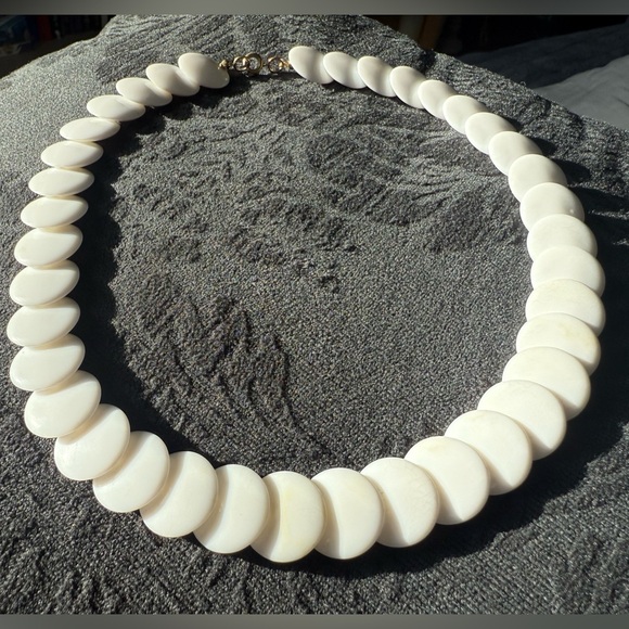 Vintage white beaded necklace - Picture 4 of 4